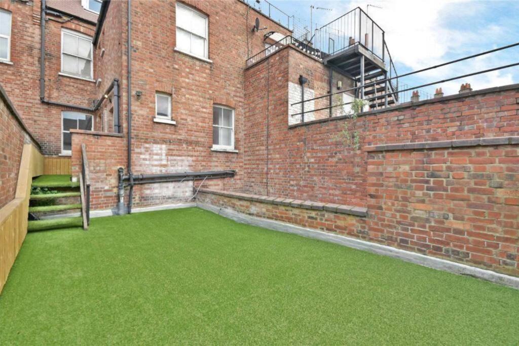 Luxury 3 Bed Apartment - Huge Outdoor Terrace & Amazing Transport Links Londra Exterior foto
